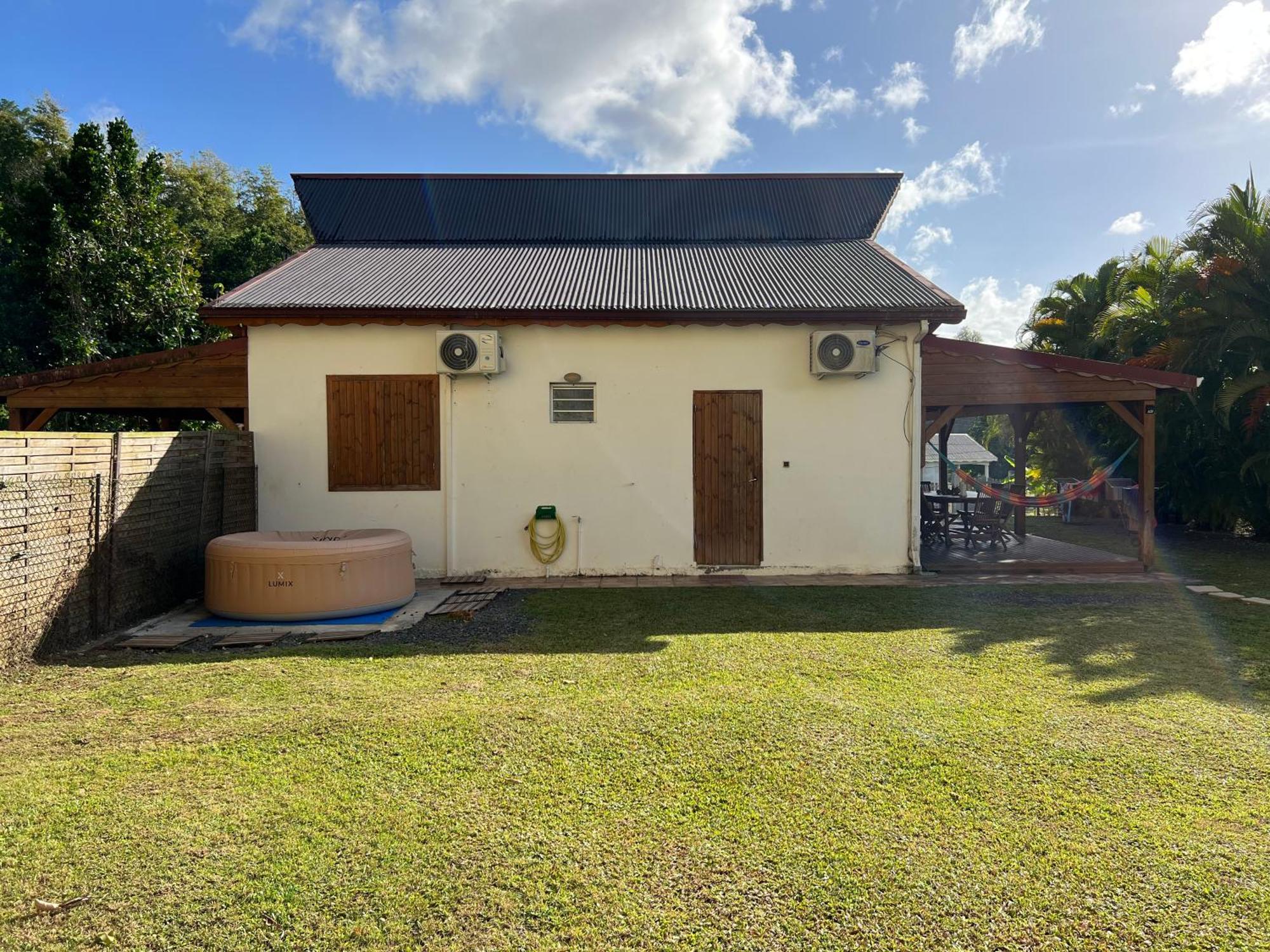 Villa Au Calme Avec Jacuzzi, Villa Le Boursoie Les Abymes Exterior foto