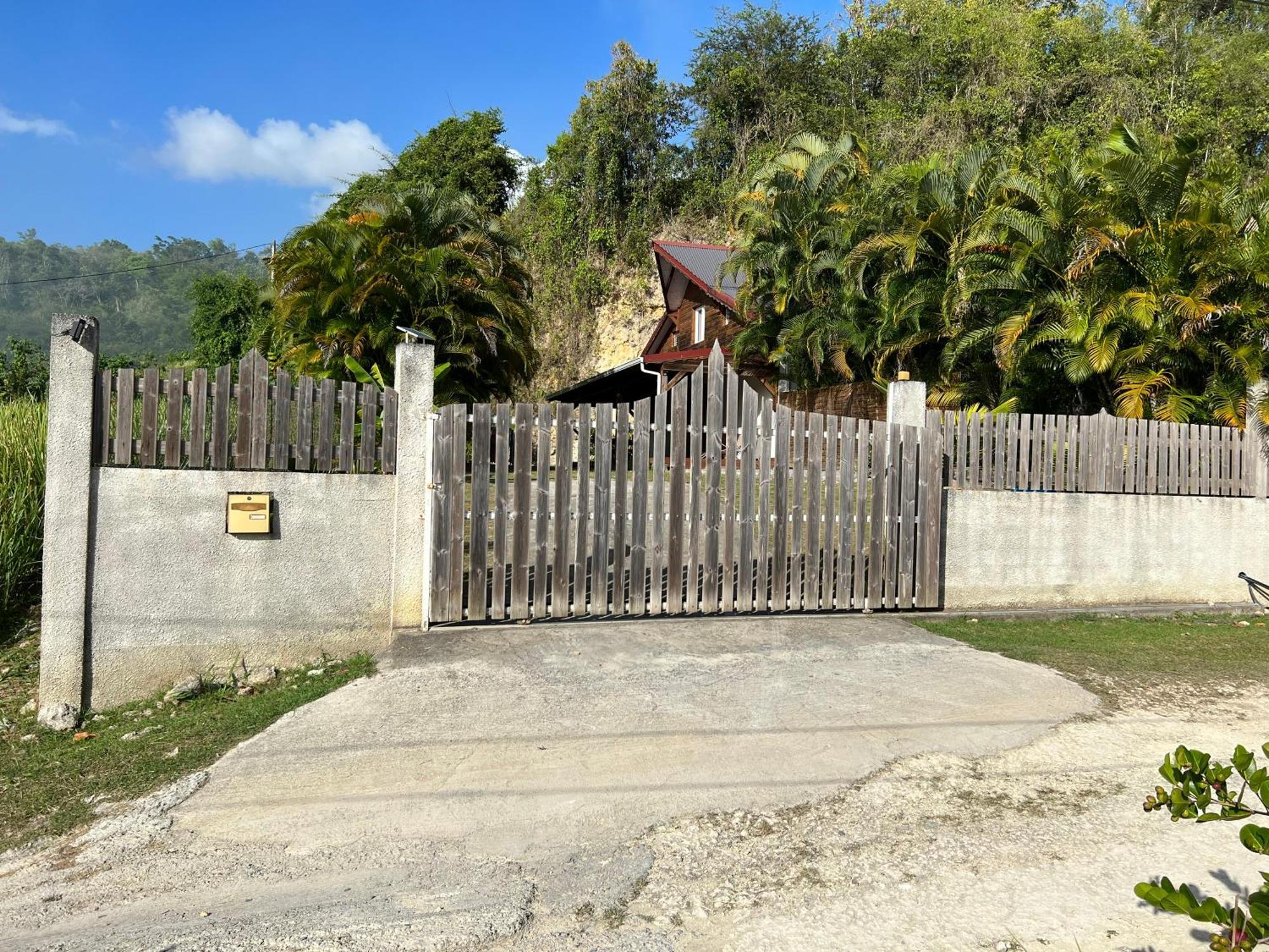 Villa Au Calme Avec Jacuzzi, Villa Le Boursoie Les Abymes Exterior foto