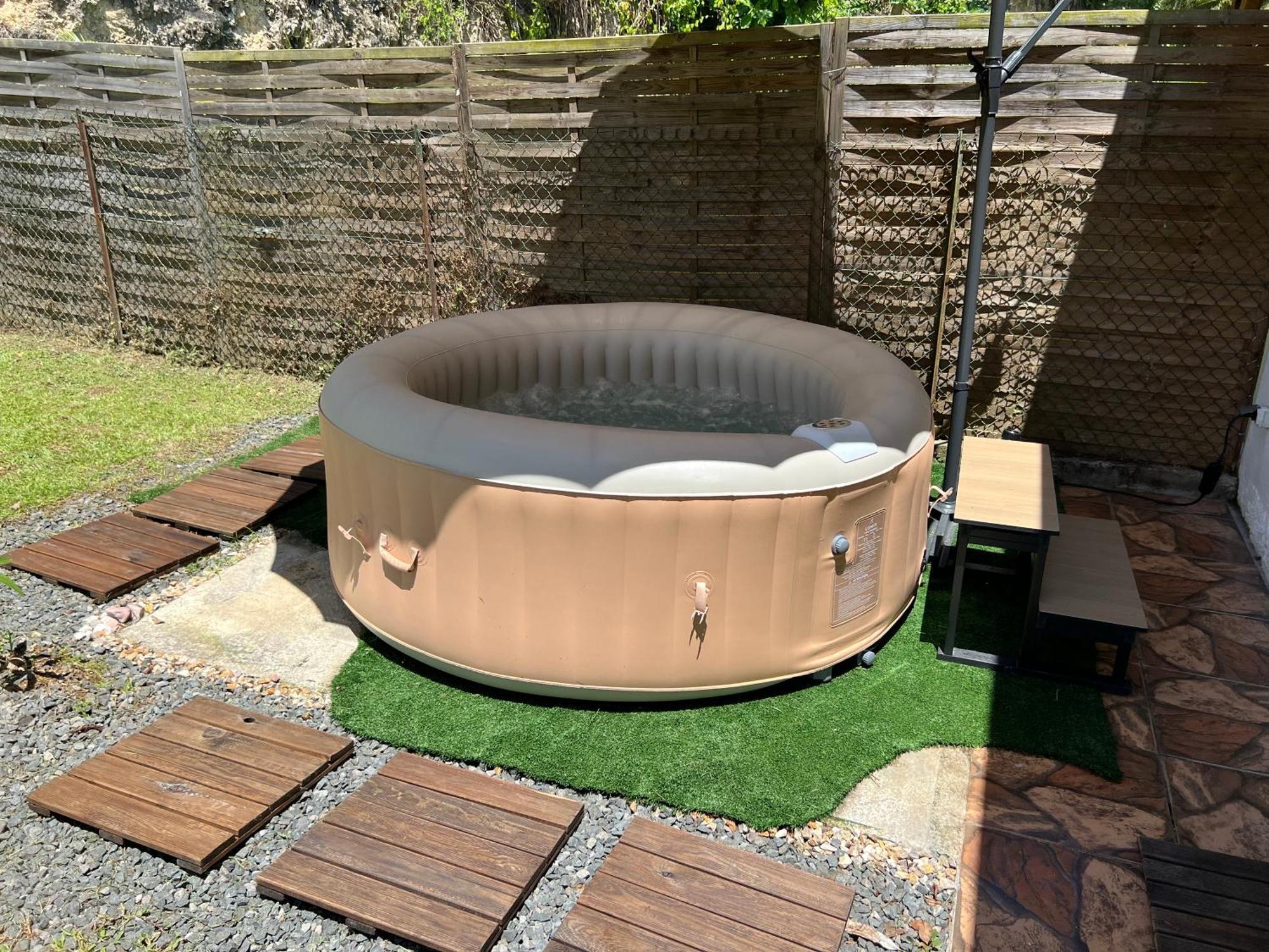 Villa Au Calme Avec Jacuzzi, Villa Le Boursoie Les Abymes Exterior foto