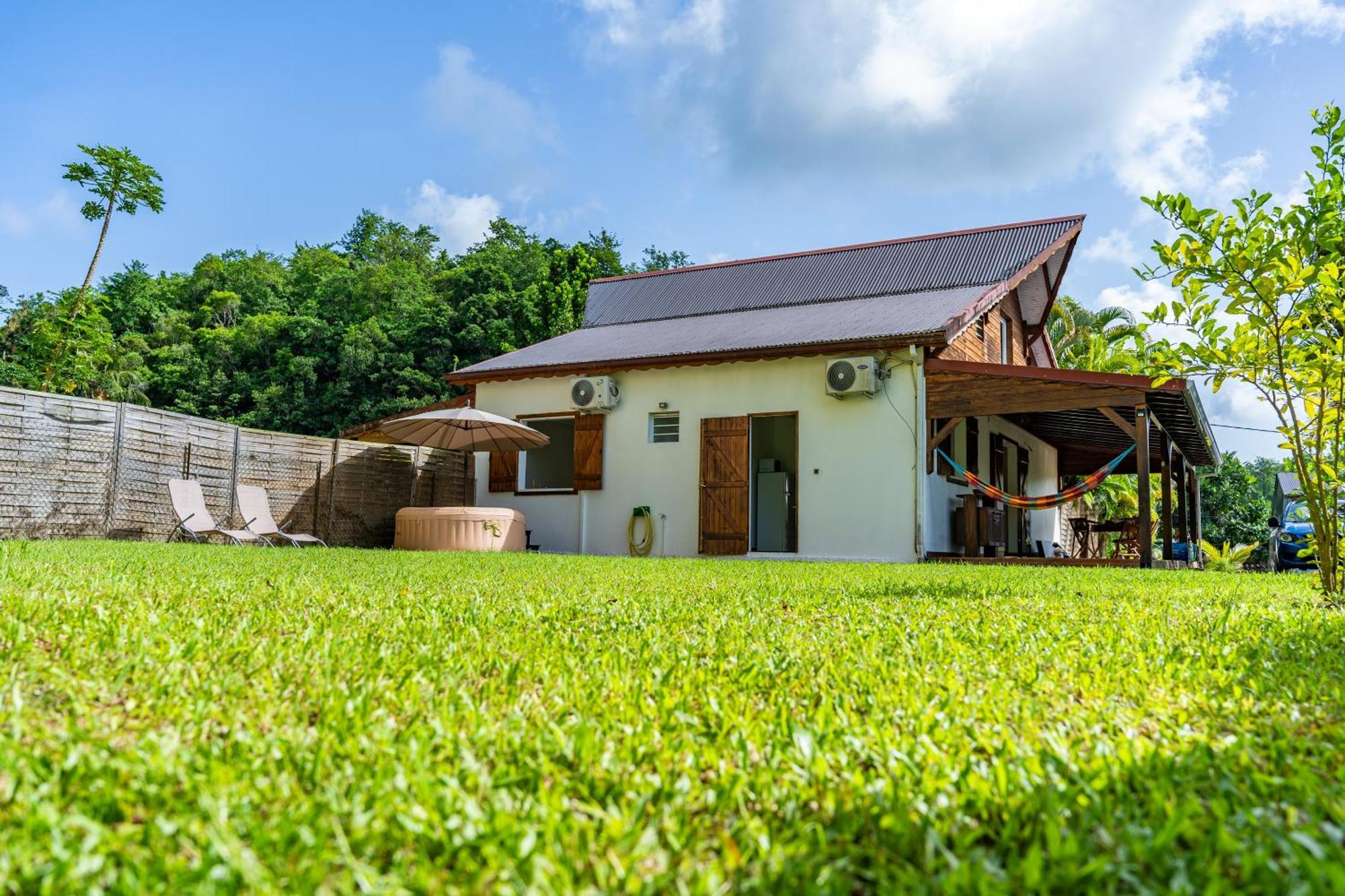 Villa Au Calme Avec Jacuzzi, Villa Le Boursoie Les Abymes Exterior foto