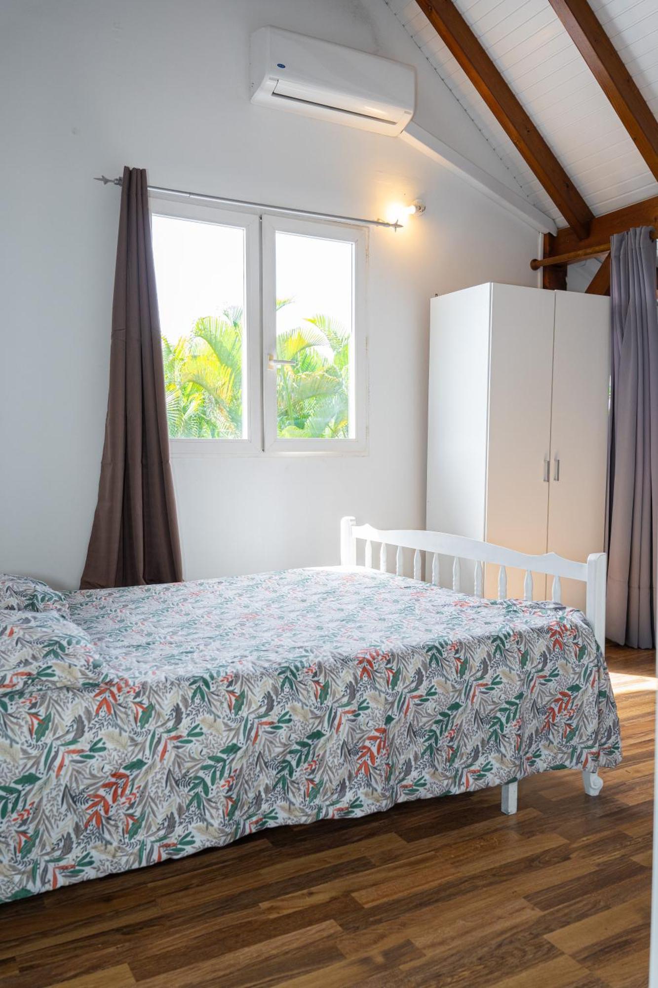 Villa Au Calme Avec Jacuzzi, Villa Le Boursoie Les Abymes Exterior foto