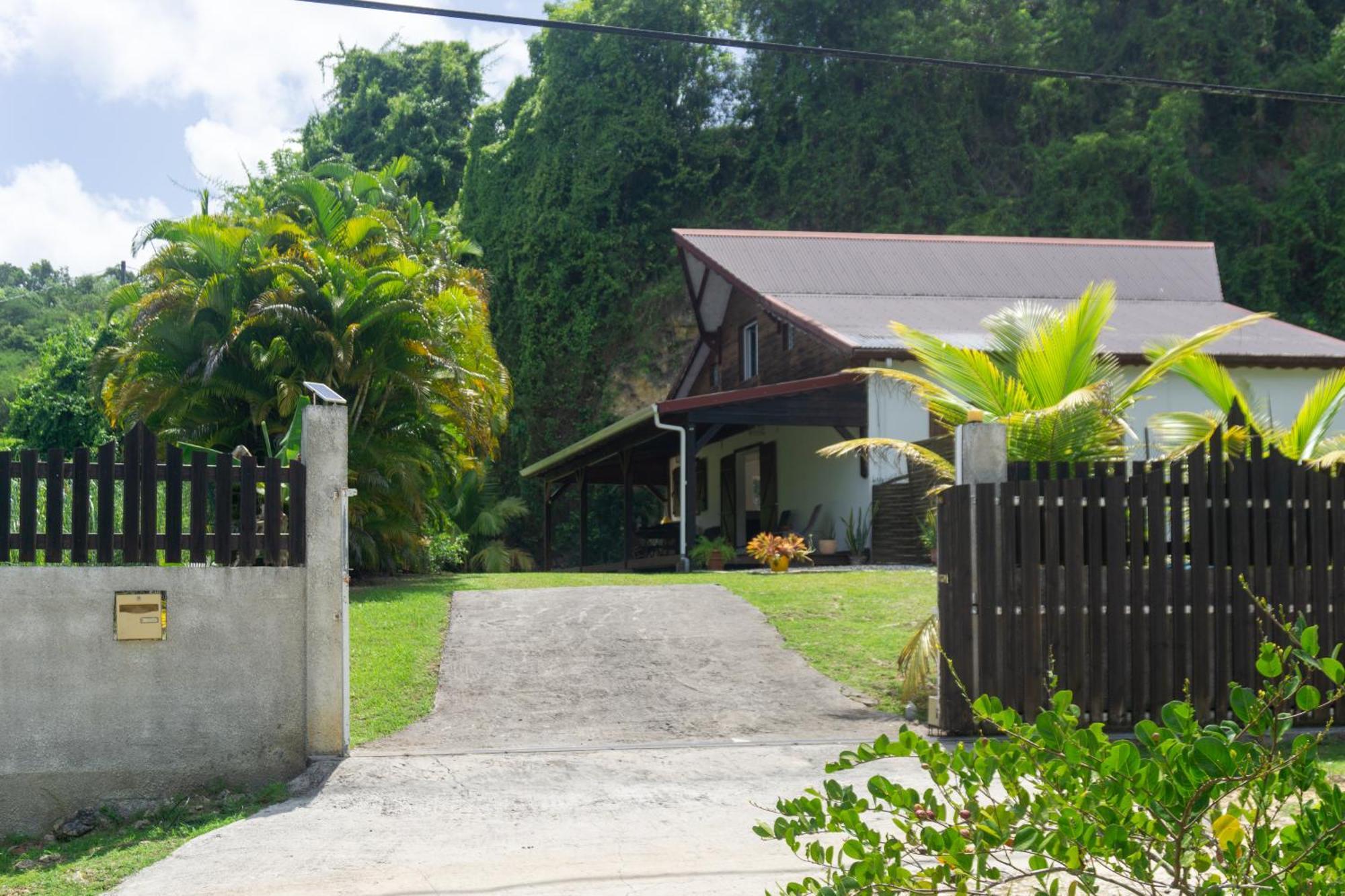 Villa Au Calme Avec Jacuzzi, Villa Le Boursoie Les Abymes Exterior foto