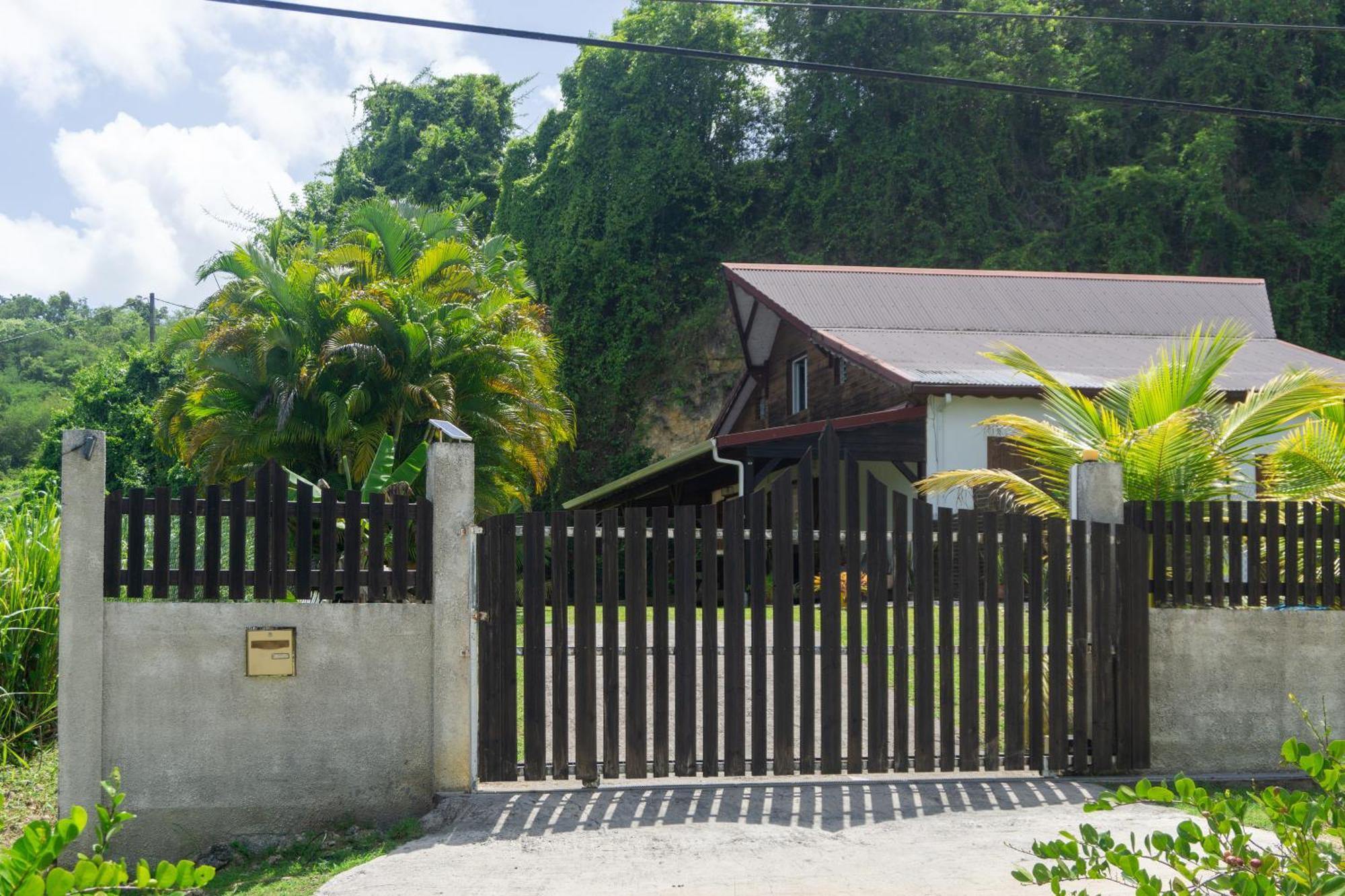 Villa Au Calme Avec Jacuzzi, Villa Le Boursoie Les Abymes Exterior foto