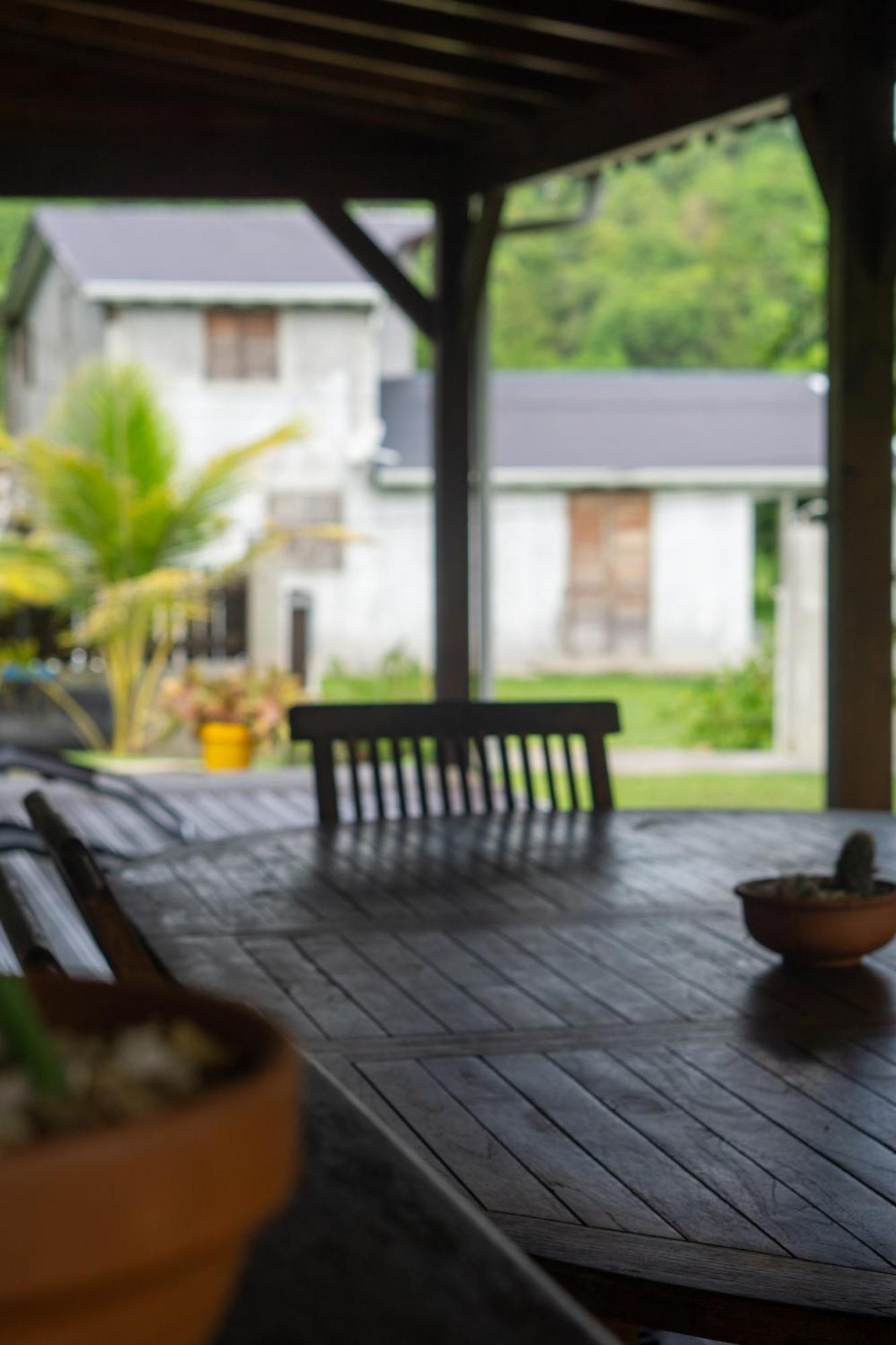Villa Au Calme Avec Jacuzzi, Villa Le Boursoie Les Abymes Exterior foto