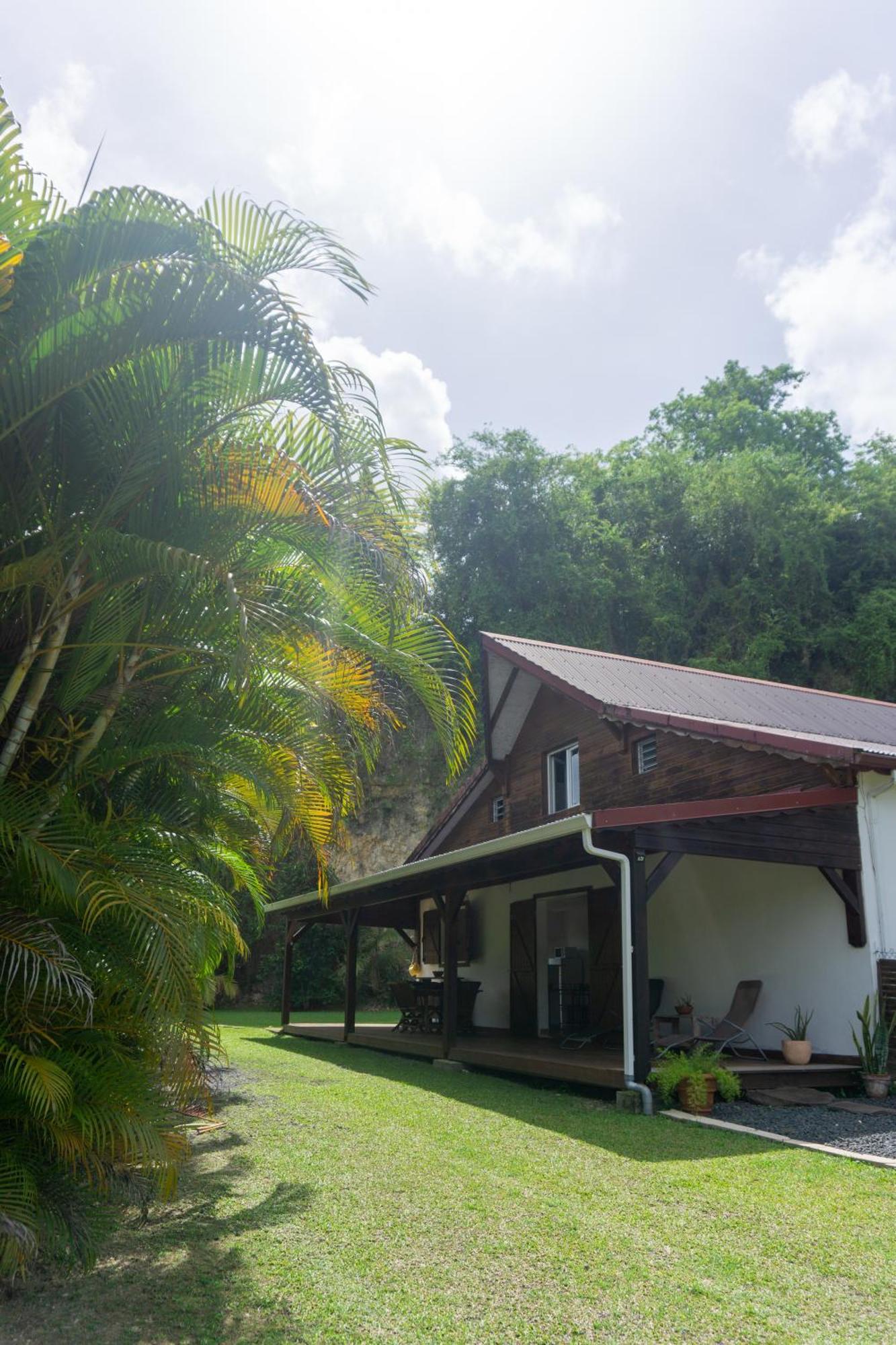 Villa Au Calme Avec Jacuzzi, Villa Le Boursoie Les Abymes Exterior foto
