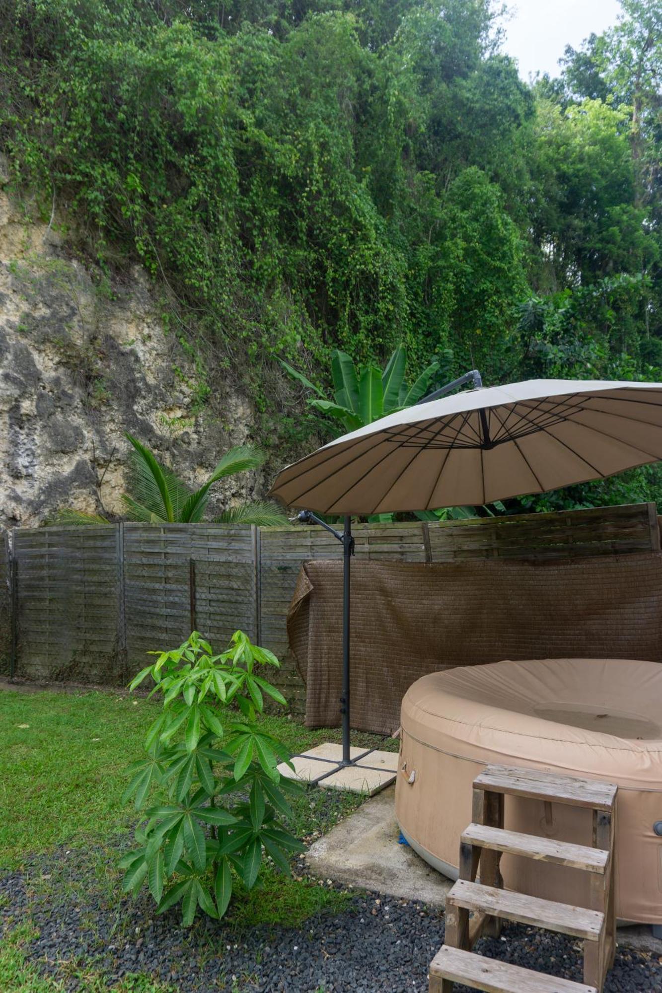 Villa Au Calme Avec Jacuzzi, Villa Le Boursoie Les Abymes Exterior foto