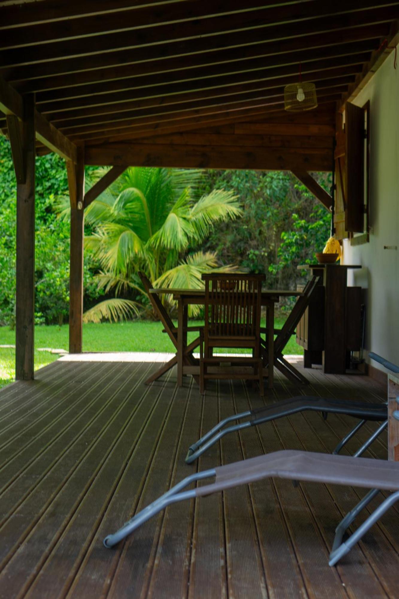 Villa Au Calme Avec Jacuzzi, Villa Le Boursoie Les Abymes Exterior foto